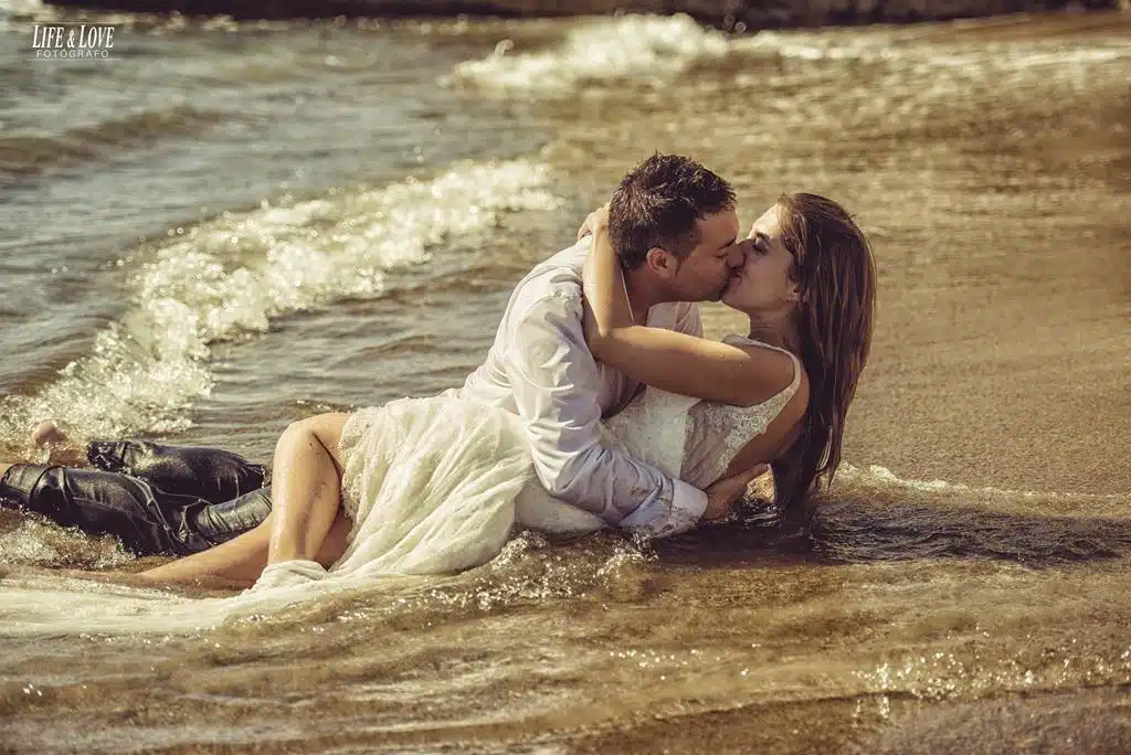 beso pareja en la orilla
