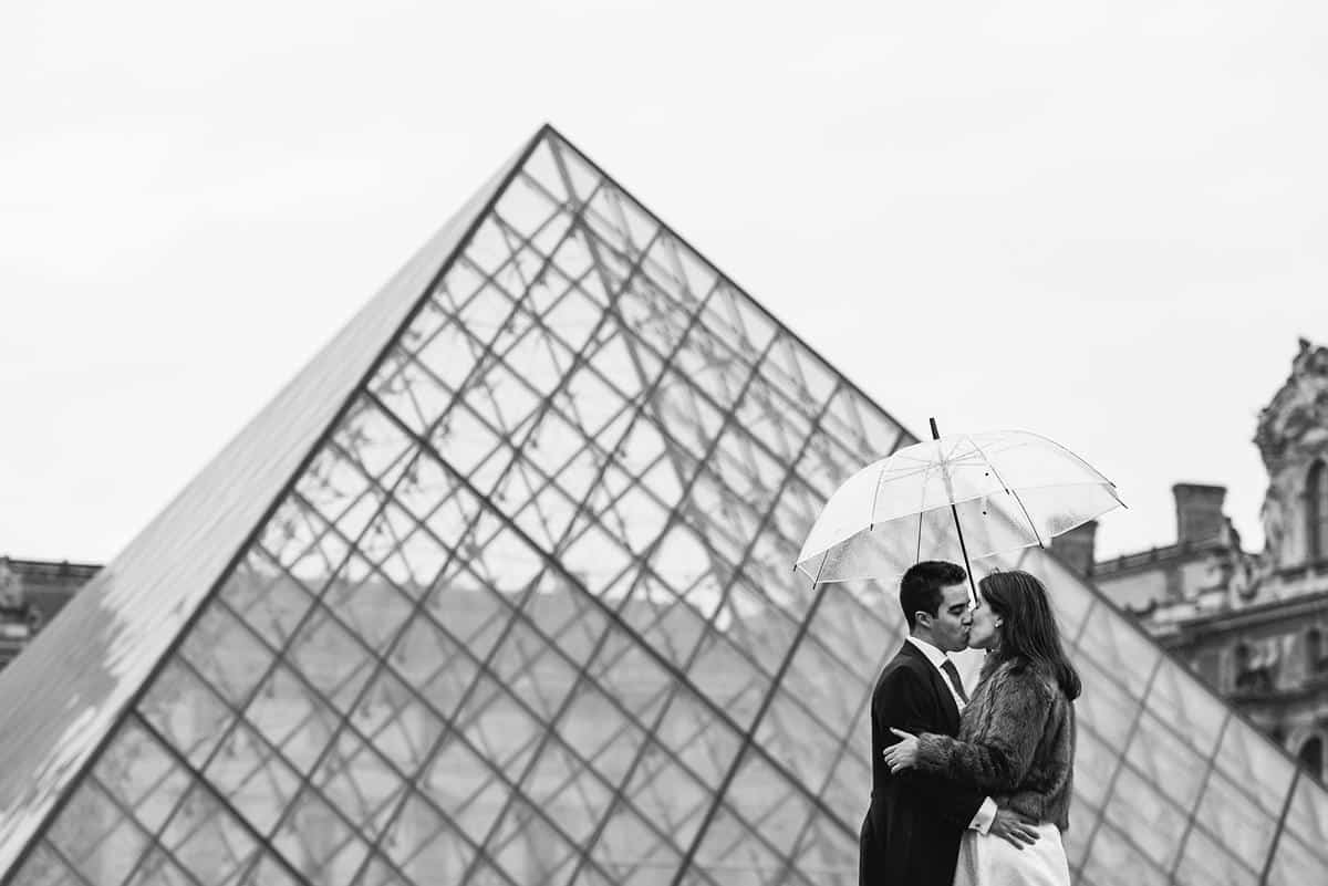 Museo del Louvre-beso bajo la lluvia