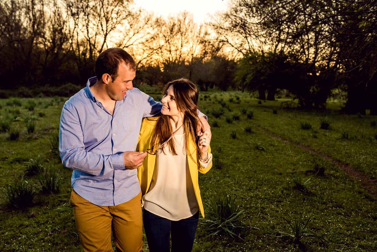 pareja riéndose