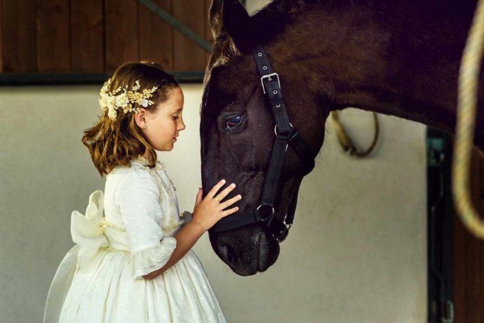 PRIMERA COMUNIÓN niña con caballo