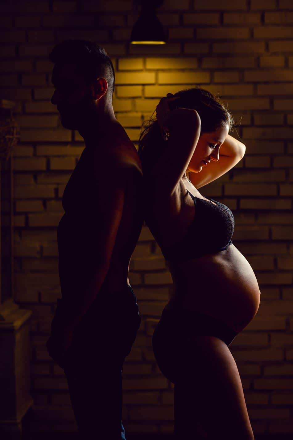 contraluz embarazada estudio - Sesión de fotos para embarazadas - Fotografía premamá
