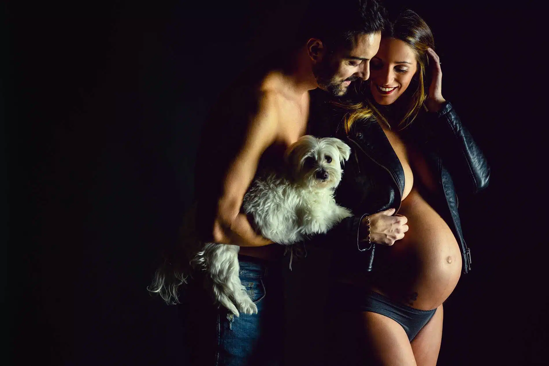 pareja embarazo y perrito - Sesión de fotos para embarazadas - Fotografía premamá