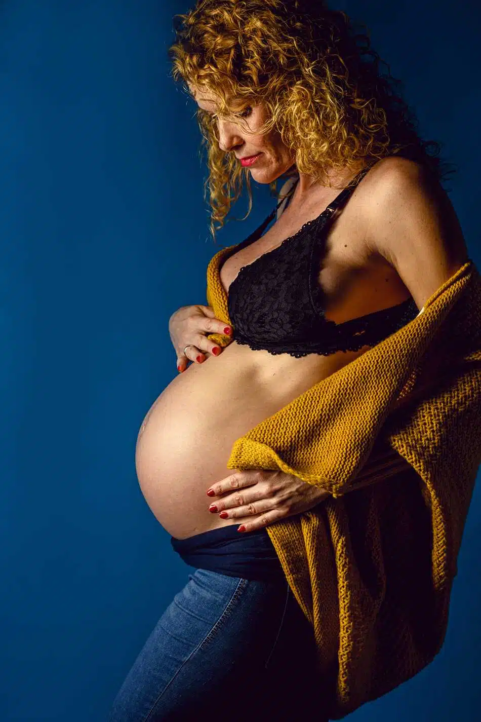 foto tripa embarazo fondo azul - Sesión de fotos para embarazadas - Fotografía premamá