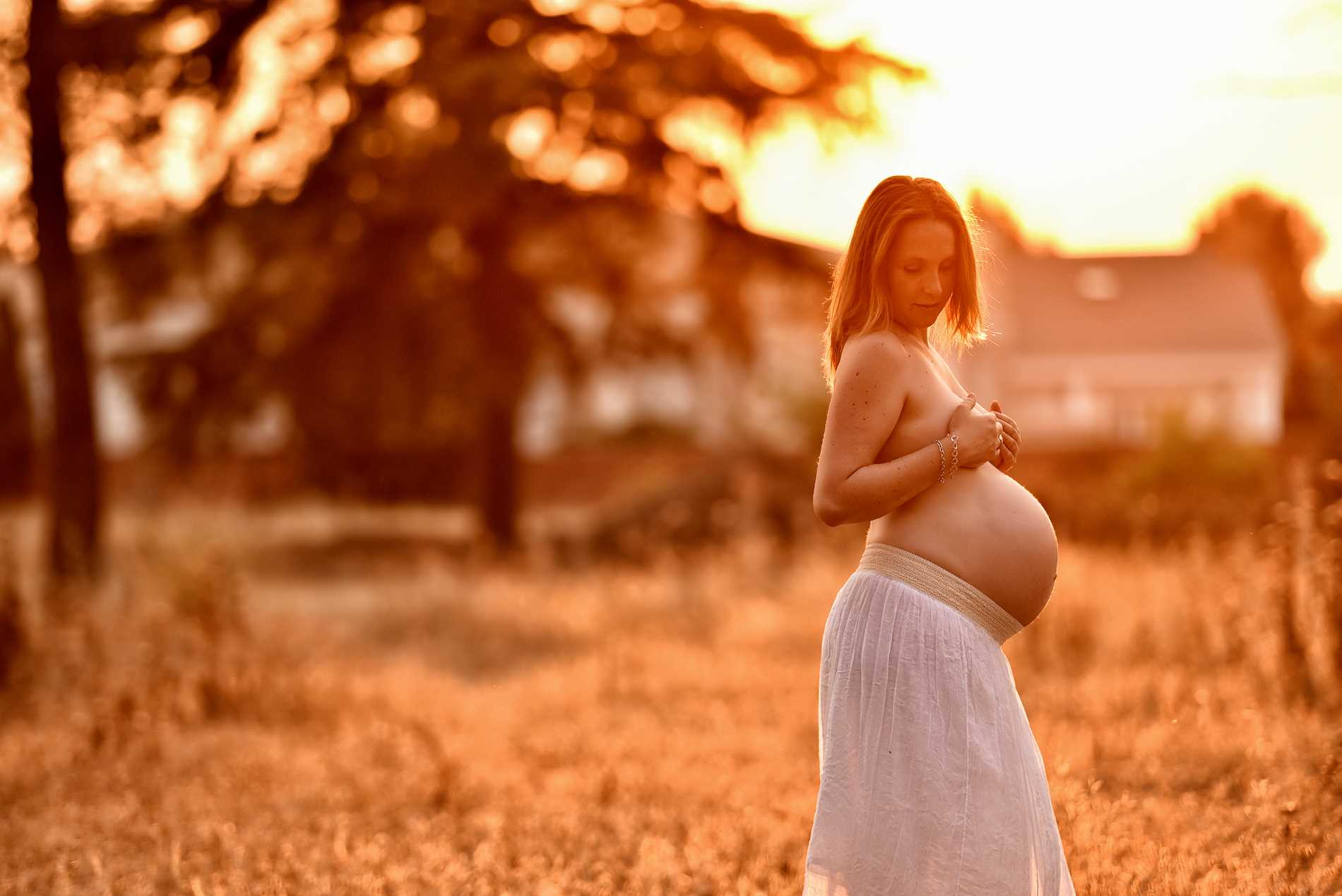 atardecer embarazada desnuda - Sesión de fotos para embarazadas - Fotografía premamá