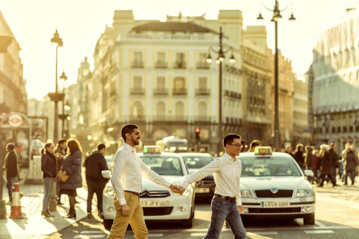 Cruzando la calle de la mano