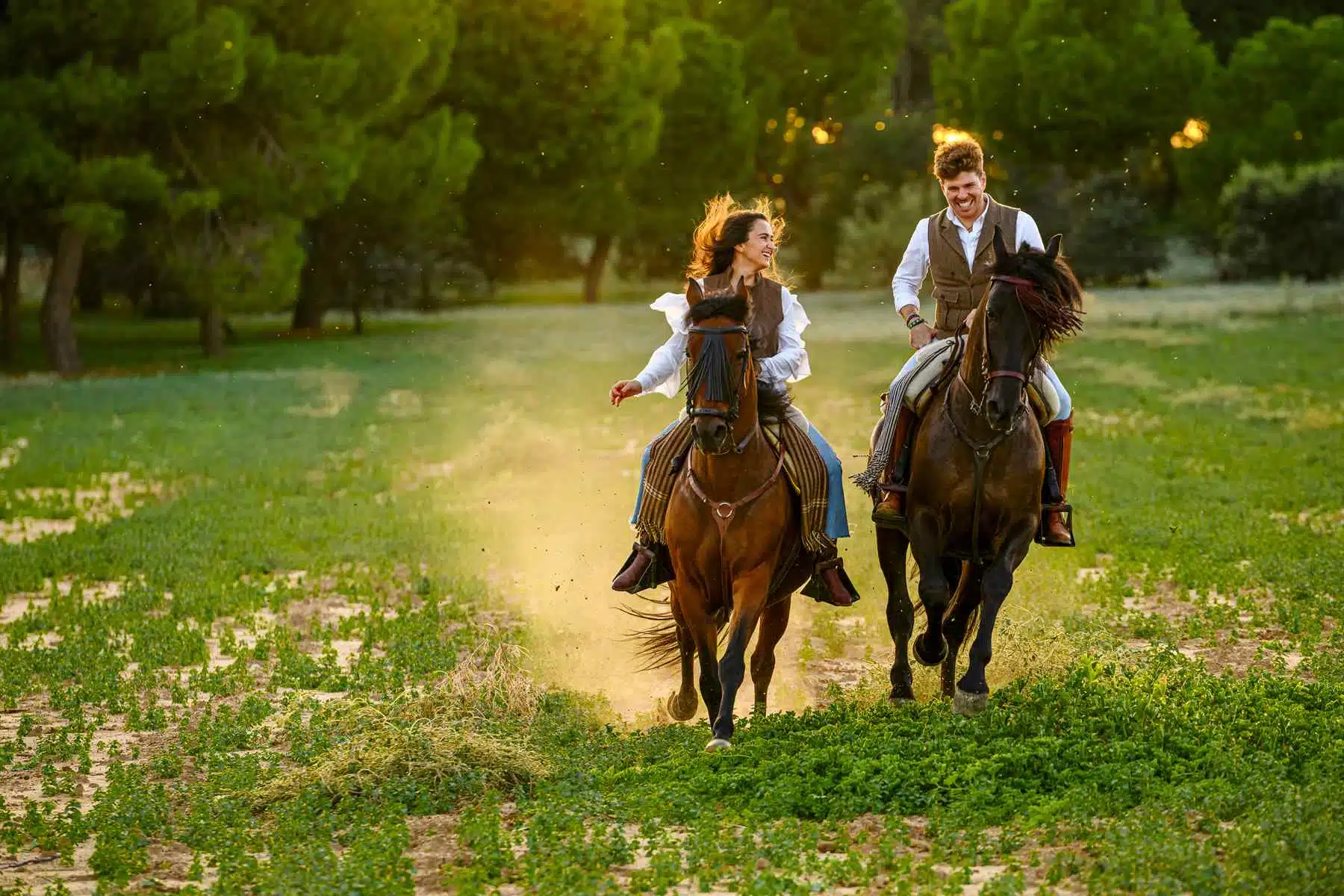 fotos pareja trotando con caballos